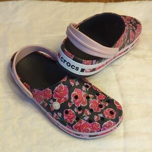 ❤️🌸Women's CROCS Pink Floral, Red & Black sandals Womens size 10🌸❤️  LIKE NEW!
